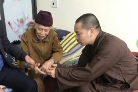 Nhà chùa chăm sóc sức khỏe, chỗ ăn, nghỉ cũng là nơi để người già cô đơn nương tựa cửa phật và học Phật pháp. (Ảnh: Tiến Vĩnh/TTXVN)