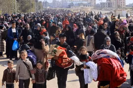 Người dân rời bỏ nhà cửa đi lánh nạn tại miền Nam Dải Gaza ngày 26/1/2024. (Ảnh: AFP/TTXVN)