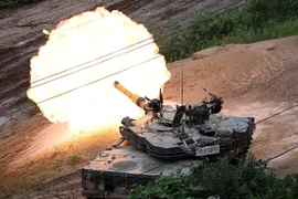 Xe tăng K1A2 của Sư đoàn bộ binh cơ giới thủ đô bắn đạn pháo tại bãi huấn luyện ở quận biên giới Cheorwon, cách Seoul 85km về phía Đông Bắc, ngày 30/8/2023. (Ảnh: Yonhap)