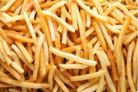 Thức ăn nhanh như khoai tây chiên không chỉ chứa nhiều calo và chất béo mà còn nhiều đường và carbohydrate tinh chế. (Nguồn: Vietnam+)