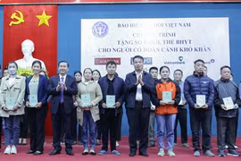 Tổng Giám đốc Nguyễn Thế Mạnh và lãnh đạo UBND huyện Mai Châu tặng sổ BHXH cho người có hoàn cảnh khó khăn. (Ảnh: Bảo hiểm Xã hội Việt Nam)