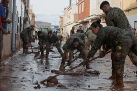 Các binh sỹ được huy động hỗ trợ người dân khắc phục hậu quả sau lũ. (Nguồn: EPA)