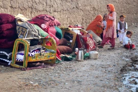 Người dân thu dọn đồ đạc sau lũ lụt ở huyện Firozkoh, tỉnh Ghor, Afghanistan, ngày 18/5/2024. (Ảnh: THX/TTXVN)