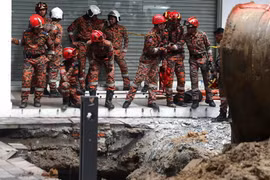 Lực lượng cứu hộ Malaysia đã kết thúc hoạt động tìm kiếm nạn nhân rơi xuống hố tử thần. (Nguồn: BBC)