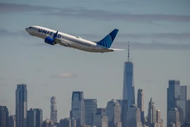 Máy bay của hãng hàng không United Airlines cất cánh từ sân bay quốc tế Newark Liberty ở New Jersey, Mỹ. (Ảnh: AFP/TTXVN)