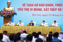 Thủ tướng Phạm Minh Chính chủ trì hội nghị tháo gỡ khó khăn, thúc đẩy sản xuất, tiêu thụ ximăng, sắt thép và vật liệu xây dựng. (Ảnh: Dương Giang/TTXVN)