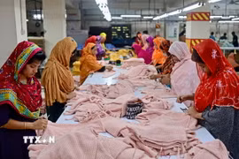 Công nhân làm việc tại nhà máy dệt may ở Savar, ngoại ô Dhaka, Bangladesh. (Ảnh: AFP/TTXVN)
