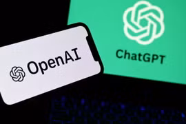 Biểu tượng của Công ty trí tuệ nhân tạo OpenAI trên màn hình điện thoại và máy tính ở Manta, Italy. (Ảnh: AFP/TTXVN)