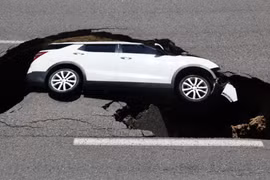 Một chiếc SUV Tivoli được hân hoan bởi một vũng xuất hiện trên một con đường ở quận Seodaemun, phía Tây Seoul vào buổi sáng thứ năm. (Nguồn: Yonhap)