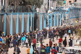 Người dân chờ được phát thực phẩm cứu trợ tại thành phố Gaza ngày 17/3/2024. (Ảnh: THX/TTXVN)