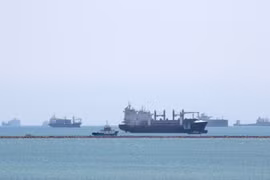 Tàu thuyền di chuyển trên Biển Đỏ. (Ảnh: AFP/TTXVN)