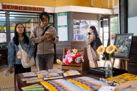 Bản đồ du lịch nghệ thuật Đà Lạt phát hành dưới dạng bản giấy và kỹ thuật số để người dân, du khách sử dụng miễn phí. (Ảnh: Nguyễn Dũng/TTXVN)