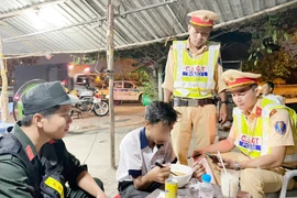 Lực lượng Cảnh sát Giao thông hỗ trợ cháu N. ăn uống trước khi đưa cháu về nhà với gia đình. (Nguồn: VOV)