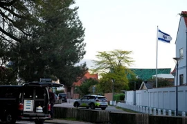 Xe cảnh sát tại hiện trường điều tra hai vụ nổ gần đại sứ quán Israel ở Copenhagen, Đan Mạch, ngày 2/10. (Ảnh: Reuters)