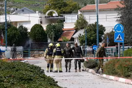 Lực lượng an ninh Israel kiểm tra khu vực trúng rocket từ Liban tại thị trấn biên giới Kiryat Shmona, ngày 13/2/2024. (Ảnh: AFP/TTXVN)