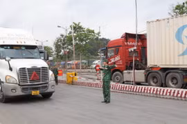 Lực lượng Bộ đội biên phòng cửa khẩu quốc tế Hữu Nghị thực hiện điều tiết phương tiện xuất nhập khẩu. (Ảnh: Quang Duy/TTXVN)