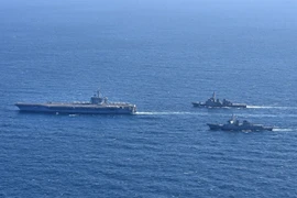 Tàu khu trục Aegis của Hàn Quốc, tàu sân bay Mỹ USS Carl Vinson và tàu khu trục lớp Kongo của Lực lượng Phòng vệ biển Nhật Bản tham gia cuộc tập trận chung ở vùng biển phía Nam Bán đảo Triều Tiên ngày 17/1/2024. (Ảnh: Yonhap/TTXVN)