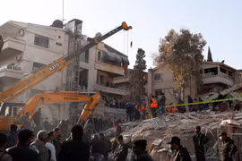 Hiện trường một tòa nhà bị tấn công do bị không kích ở Damascus, Syria, ngày 20/1/2024. (Ảnh AP)