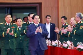 Thủ tướng Phạm Minh Chính thăm, chúc mừng cán bộ, giảng viên, học viên Học viện Quốc phòng. (Ảnh: Dương Giang/TTXVN)