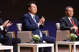 (Từ trái sang) Thủ tướng Nhật Bản Fumio Kishida, Tổng thống Hàn Quốc Yoon Suk Yeol và Thủ tướng Trung Quốc Lý Cường đã gặp nhau tại Seoul trong cuộc đàm phán ba bên đầu tiên sau hơn 4 năm. (Nguồn: Reuters)