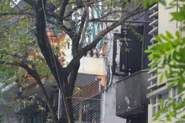 Hiện trường ngôi nhà 4 tầng sau vụ cháy. (Ảnh: Hoàng Hiếu/TTXVN)
