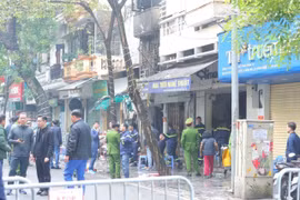 Cơ quan chức năng đang phong tỏa hiện trường điều tra nguyên nhân vụ cháy. (Ảnh: Hoàng Hiếu/TTXVN)