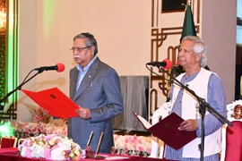 Ông Muhammad Yunus (phải) tuyên thệ nhậm chức người đứng đầu Chính phủ lâm thời Bangladesh, tại Dhaka, ngày 8/8/2024. (Ảnh: THX/TTXVN)