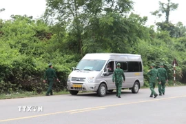 Đội Trinh sát đặc nhiệm (Bộ đội Biên phòng Quảng Trị) tuần tra, kiểm soát chặt chẽ các phương tiện từ Cửa khẩu Lao Bảo về nội địa. (Ảnh: Thanh Thủy/TTXVN)