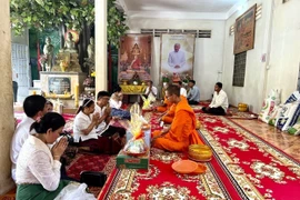Hoạt động cúng dường chư tăng và nghe giảng pháp tại chùa Chrouy Ampil (xã Kbal Koh, quận Chbar Ompov, thủ đô Phnom Penh). Ảnh: Hoàng Minh/TTXVN)