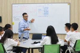 Học sinh trường THCS Trưng Vương (Hoàn Kiếm, Hà Nội) tham dự Kỳ thi Phát minh và sáng chế - International Invention and Design EXPO 2023 cùng nhau ôn luyện. (Ảnh: Thanh Tùng/TTXVN)