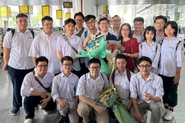 Phạm Việt Hưng trong sự chào đón của gia đình và bạn bè sau khi đạt Huy chương Vàng Olympic Toán quốc tế năm 2023. (Ảnh: TTXVN phát)