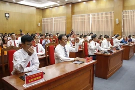 Đại biểu biểu quyết thông qua nghị quyết về công tác cán bộ. (Ảnh: TTXVN)