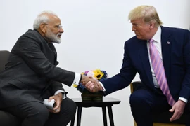 Thủ tướng Ấn Độ Narendra Modi (trái) và Tổng thống Mỹ Donald Trump tại cuộc hội đàm bên lề Hội nghị thượng đỉnh G20 ở Osaka, Nhật Bản ngày 28/6/2019. (Ảnh: AFP/TTXVN)