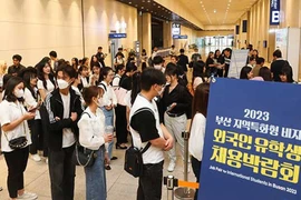 Hàn Quốc lập hệ thống "Thang thị thực" theo từng giai đoạn để khuyến khích người nước ngoài định cư tại nước này. (Ảnh: Yohap)