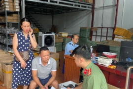 Đội QLTT số 5 lập Biên bản vi phạm hành chính và tạm giữ hàng hóa vi phạm. (Nguồn: Tổng cục Quản lý thị trường)