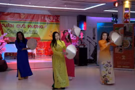 Tiết mục văn nghệ do kiều bào Việt Nam tại Hà Lan biểu diễn. (Ảnh: TTXVN phát)