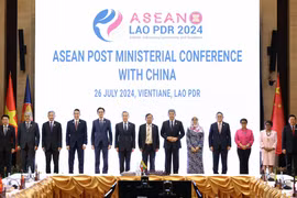 Các đại biểu chụp ảnh chung tại Hội nghị Bộ trưởng ASEAN với Trung Quốc. (Ảnh: TTXVN phát)