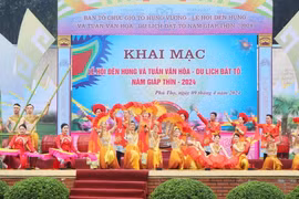 Chương trình trình biểu diễn mở màn cho chuỗi các sự kiện Lễ hội Đền Hùng và Tuần Văn hóa-Du lịch Đất Tổ năm Giáp Thìn 2024. (Ảnh: Tạ Toàn/TTXVN)