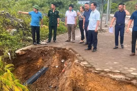 Đoàn kiểm tra liên ngành tỉnh Cao Bằng kiểm tra các điểm sạt lở. (Ảnh: TTXVN phát)