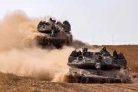 Xe quân sự Israel di chuyển gần khu vực biên giới với Dải Gaza, ngày 13/5/2024. (Ảnh: AFP/TTXVN)