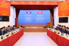 Tổng Thanh tra Chính phủ Đoàn Hồng Phong hội đàm với Tổng Thanh tra Nhà nước Lào Khamphan Phommathat. (Ảnh: Văn Điệp/TTXVN)