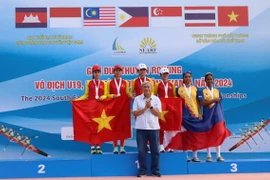 Ban Tổ chức trao huy chương cho các đội tham gia Giải Đua thuyền Rowing Vô địch U19, U23 và Vô địch Đông Nam Á năm 2024. (Ảnh: Hoàng Ngọc/TTXVN)