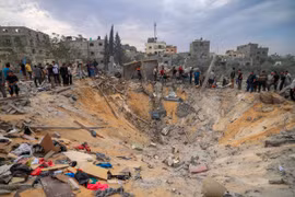 Hiện trường một cuộc oanh tạc của Israel xuống thành phố Khan Yunis, phía Nam Dải Gaza ngày 12/11/2023. (Ảnh: AFP/TTXVN)