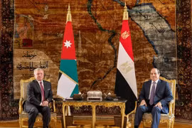 Quốc vương Abdullah II của Jordan (trái) và Tổng thống Ai Cập Abdel Fattah al-Sisi trong cuộc gặp ở Cairo vào ngày 27 tháng 12 năm 2023. (Ảnh: Jordanian Royal Hashemite Court/AFP)