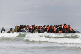 Người di cư nỗ lực băng qua Eo biển Manche từ Gravelines, Pháp để sang Anh ngày 26/4/2024. (Ảnh: Getty Images/TTXVN)