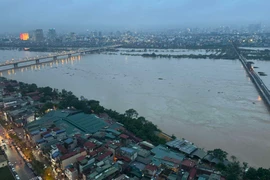 Cầu Chương Dương và Long Biên nhìn từ trên cao khi lũ sông Hồng vượt báo động 2