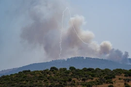 Khói bốc lên tại Safed, Israel khi hệ thống phòng không nước này đánh chặn rocket từ Liban ngày 13/6/2024. (Ảnh: THX/TTXVN)