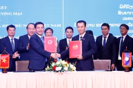Bộ trưởng Bộ Công Thương Nguyễn Hồng Diên và Bộ trưởng Bộ Công Thương Lào Malaithong Kommasith ký Hiệp định thương mại Việt Nam-Lào. (Ảnh: Phạm Kiên/TTXVN)