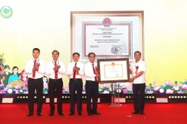 Thừa ủy quyền của Thủ tướng Chính phủ, Chủ tịch UBND tỉnh Hưng Yên Trần Quốc Văn trao Bằng công nhận huyện đạt chuẩn nông thôn mới nâng cao năm 2023 cho Đảng bộ, Chính quyền và Nhân dân huyện Văn Giang. (Ảnh: Mai Ngoan/TTXVN)