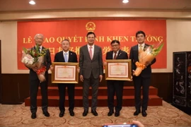 Đại sứ Việt Nam tại Nhật Bản Phạm Quang Hiệu trao Bằng khen của Thủ tướng Chính phủ cho hai tập đoàn Nhật Bản. (Ảnh: Nguyễn Tuyến/TTXVN)
